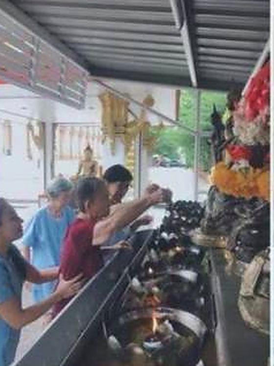 ผู้สูงอายุร่วมกิจกรรมทำบุญที่วัดกับเจ้าหน้าที่