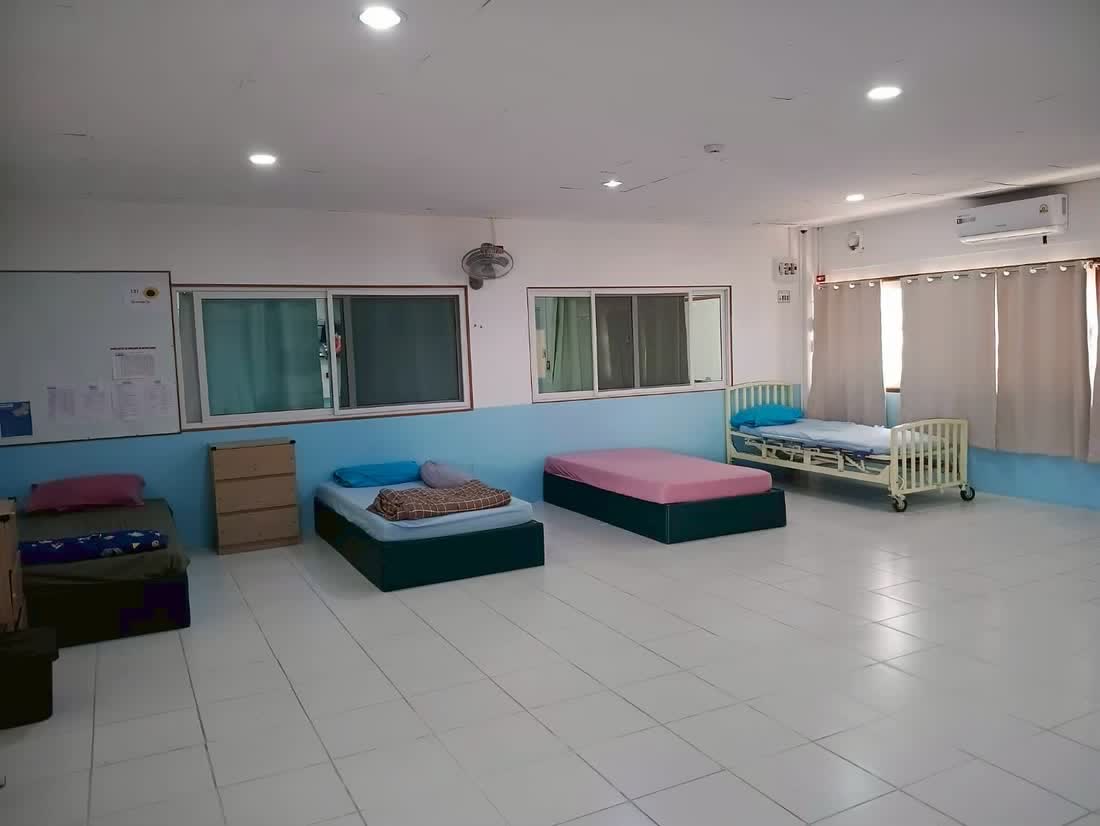 ห้องพักกว้าง พื้นเรียบ มีที่ว่างให้รถเข็นเข้าถึงทุกเตียง